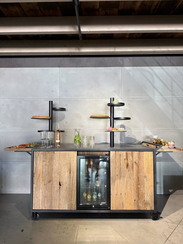 Verrijdbare bar voor Au Coin Maastricht UMC+ - Keramiek en barnwood - Koelkast - Robuust Maatwerk