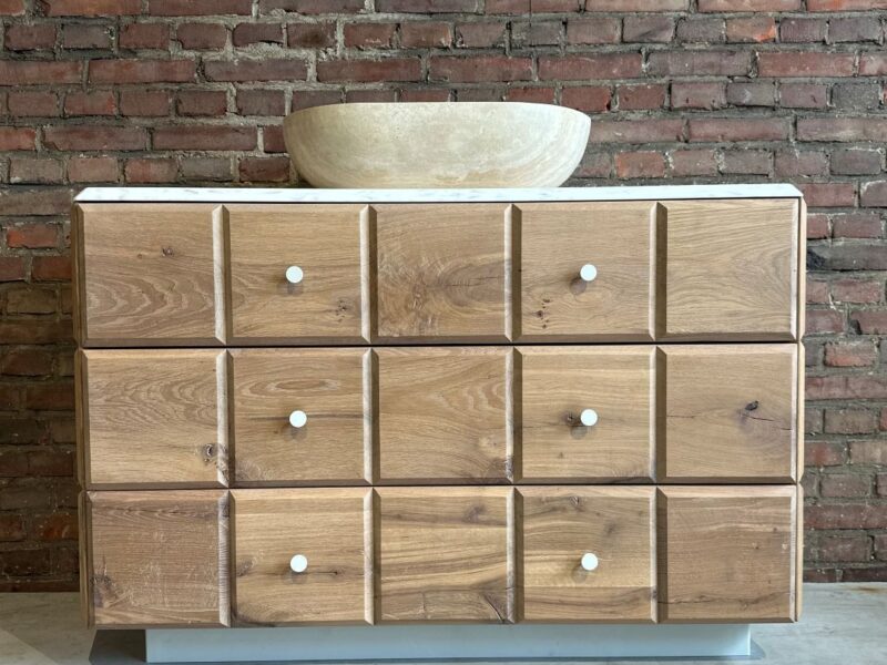 Badkamermeubel, nieuw eiken met corian blad en travertin waskom - gefacetteerde massief eiken modules