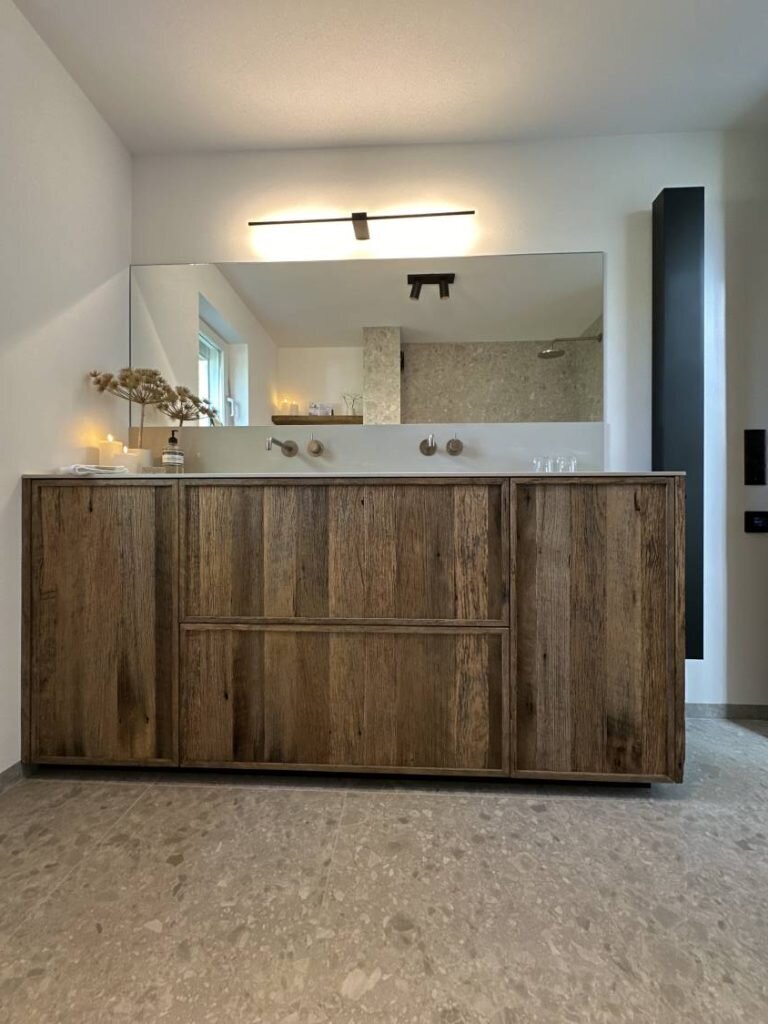 Japandi badkamermeubel met inliggende wastafel - Badkamerinterieur - Robuust Maatwerk uit Limburg Nederland