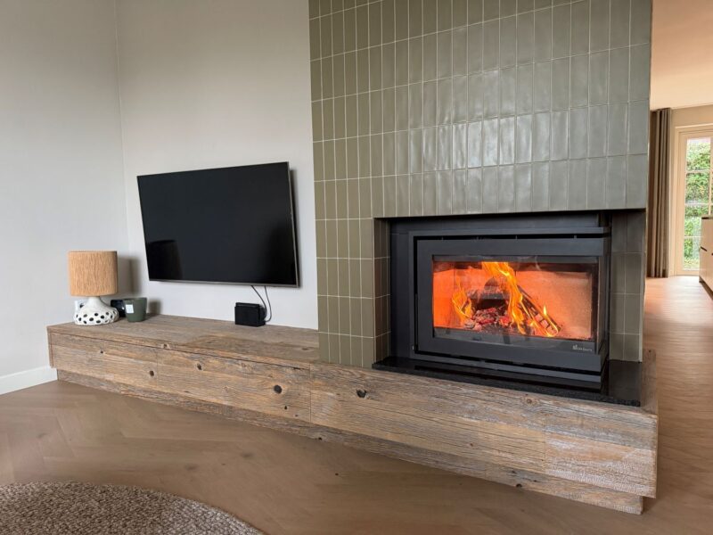 Barnwood interieur - Tv meubel rond haard - Maatwerk meubels door Robuust Maatwerk uit Limburg Nederland