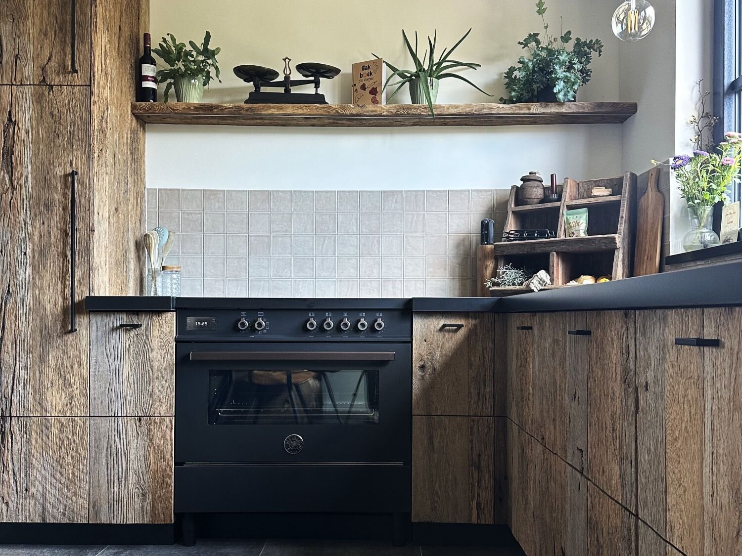 Industriële keuken - Houten keuken met stalen grepen en keramisch blad - Maatwerk keuken door Robuust Maatwerk - Massief houten keuken fronten