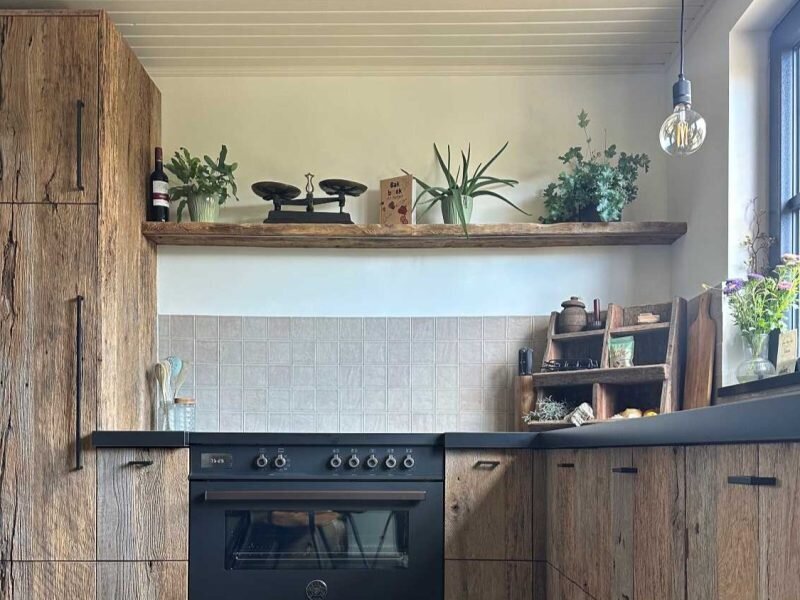 Houten keuken met stalen grepen en keramisch blad - Maatwerk keuken door Robuust Maatwerk