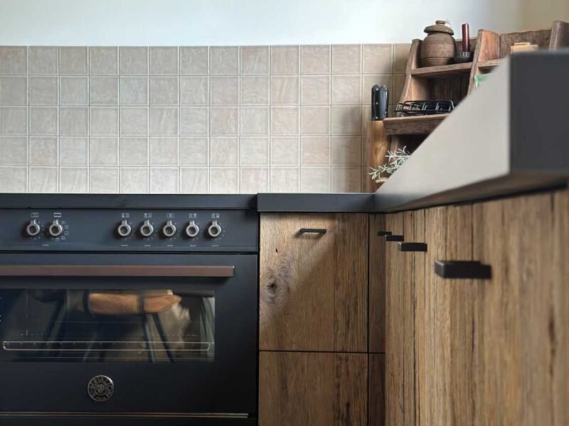 Houten keuken met stalen grepen en keramisch blad - Maatwerk keuken door Robuust Maatwerk