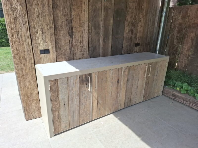 Buitenkeuken van gecoat staal, keramiek en eiken barnwood - Inbouw koelkast - Robuust Maatwerk uit Limburg