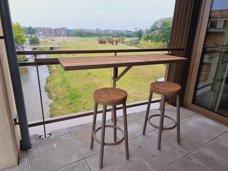 Buitentafel aan balkon met maatwerk krukken - Robuust Maatwerk uit Limburg Nederland