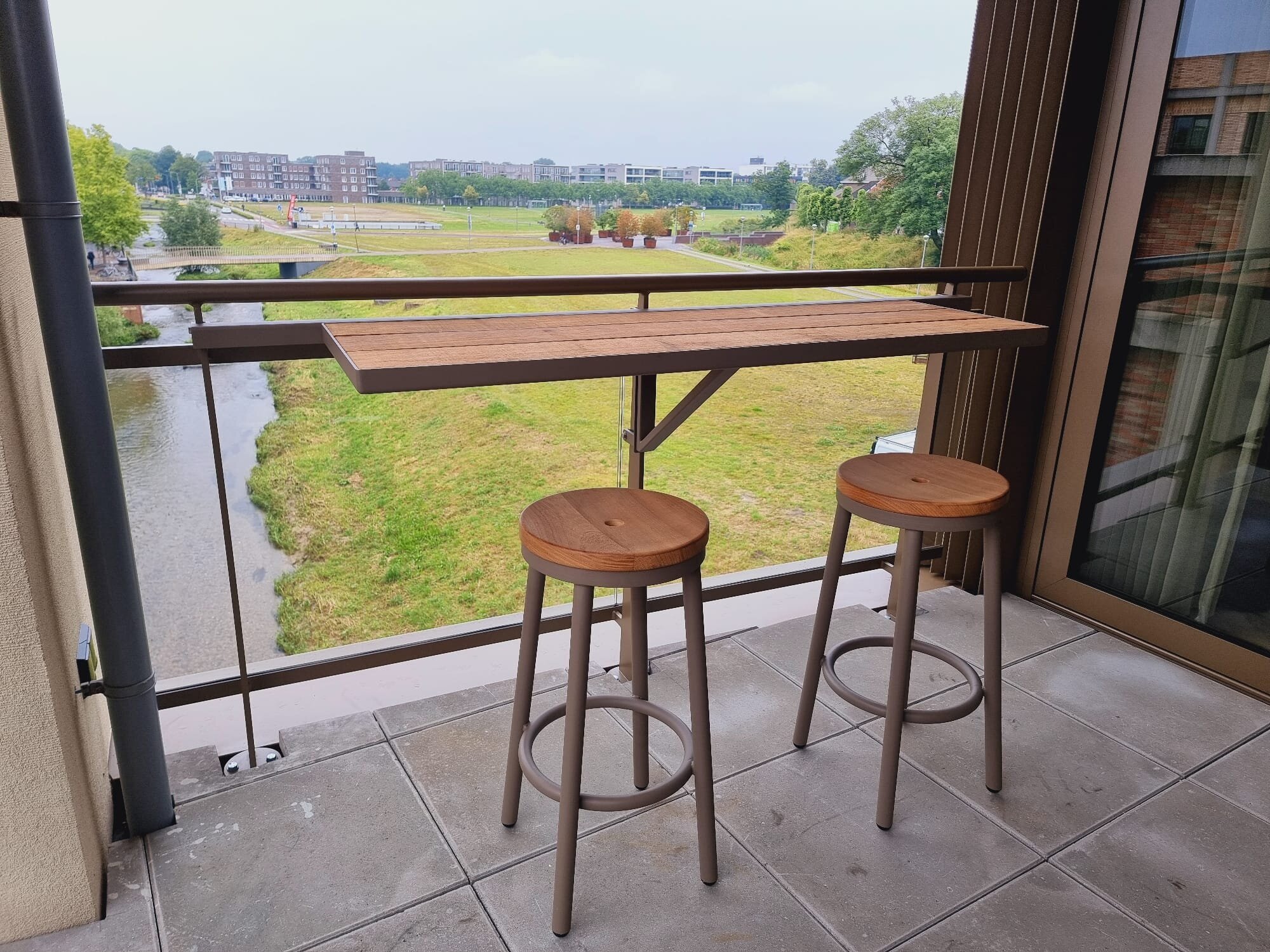 Buitentafel aan balkon met maatwerk krukken - Robuust Maatwerk uit Limburg Nederland