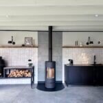 Buitenverblijf met beton panelen en barnwood met staal buitenkeuken - Wandplanken en buitenkeuken voor BBQ - Robuust Maatwerk in Limburg Nederland