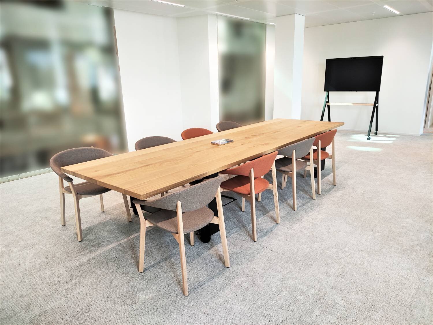 Bureau van nieuw eiken - Vergadertafel - Robuust Maatwerk uit Limburg Nederland