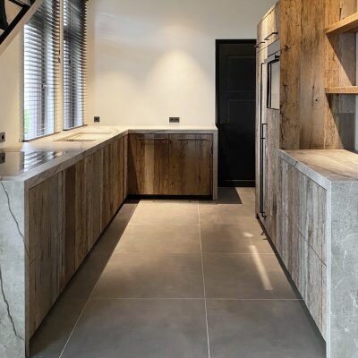 Keramische keuken - Complete maatwerk barnwood keuken met keramisch blad en wandplanken - Maatwerk uit Limburg Nederland