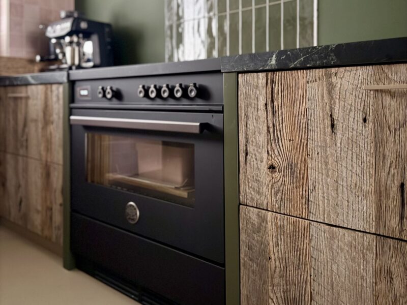 Keuken met barnwood fronten en fornuis - Keramisch aanrecht