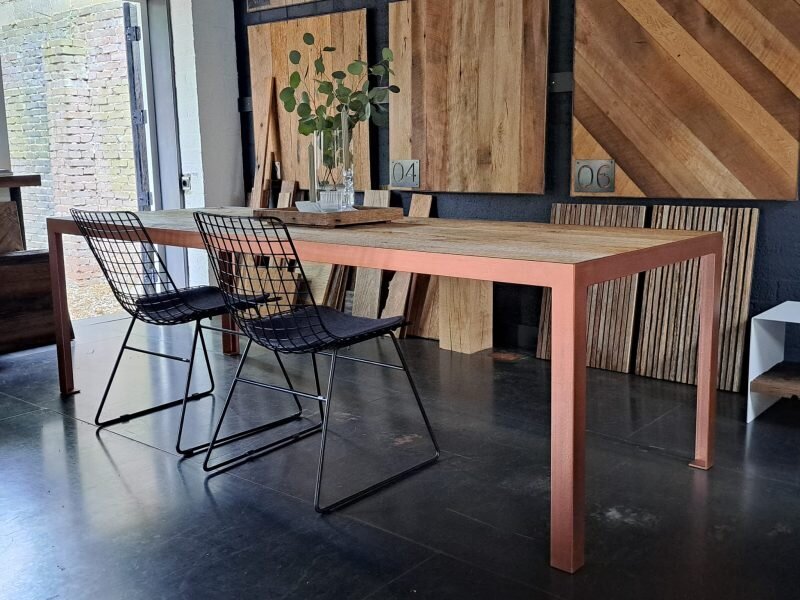 Eettafel met koperen frame en barnwood blad - Robuust Maatwerk uit Limburg Nederland