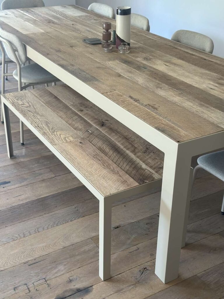 Eiken Montréal tafelblad in Grijsbeige stalen frame - Maatwerk tafel met bankje en PLANQ stoelen - Robuust Maatwerk uit Limburg Nederland