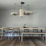 Eiken Montréal tafelblad in Grijsbeige stalen frame - Maatwerk tafel met bankje en PLANQ stoelen - Robuust Maatwerk uit Limburg Nederland