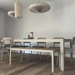 Eiken Montréal tafelblad in Grijsbeige stalen frame - Maatwerk tafel met bankje en PLANQ stoelen - Robuust Maatwerk uit Limburg Nederland