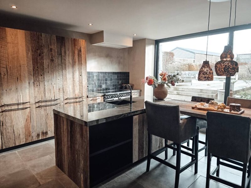 Eiken barnwood fronten met barnwood tafel - Maatwerk keukens uit Limburg Nederland - Robuust Maatwerk