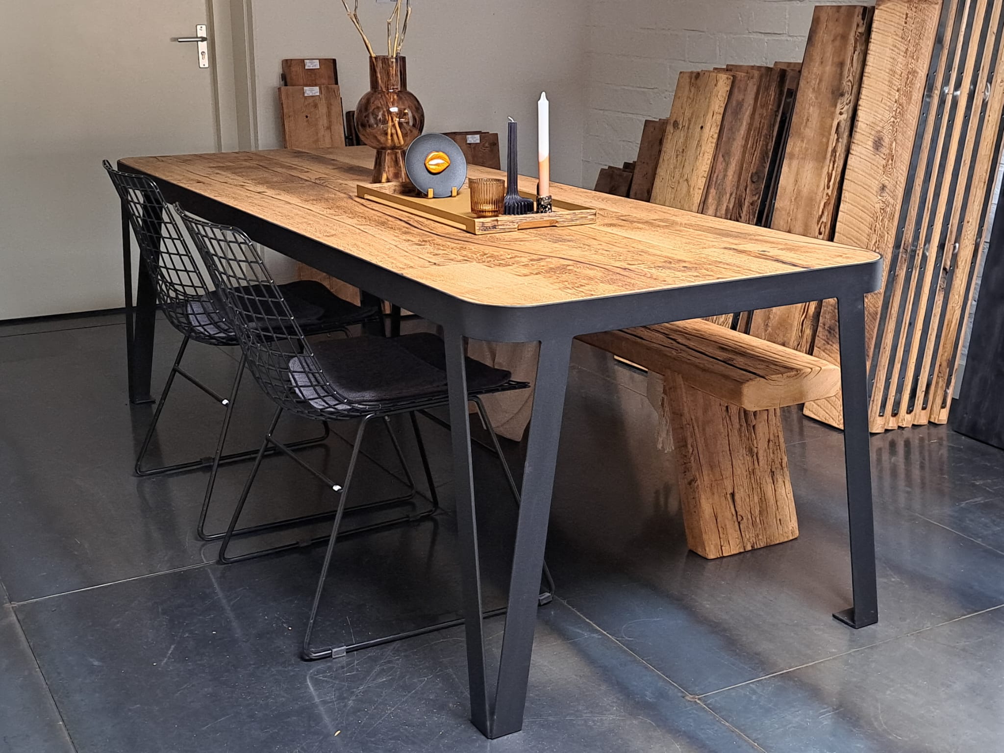 Fond de Wagon eiken - Stalen frame met afgeronde hoeken - Maatwerk eettafels - Robuust Maatwerk uit Limburg