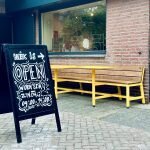 Gele terrasbanken voor Wèk Desembakkerij - Robuust Maatwerk terrasbanken uit Limburg
