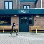 Gele terrasbanken voor Wèk Desembakkerij - Robuust Maatwerk terrasbanken uit Limburg