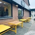 Gele terrasbanken voor Wèk Desembakkerij - Robuust Maatwerk terrasbanken uit Limburg