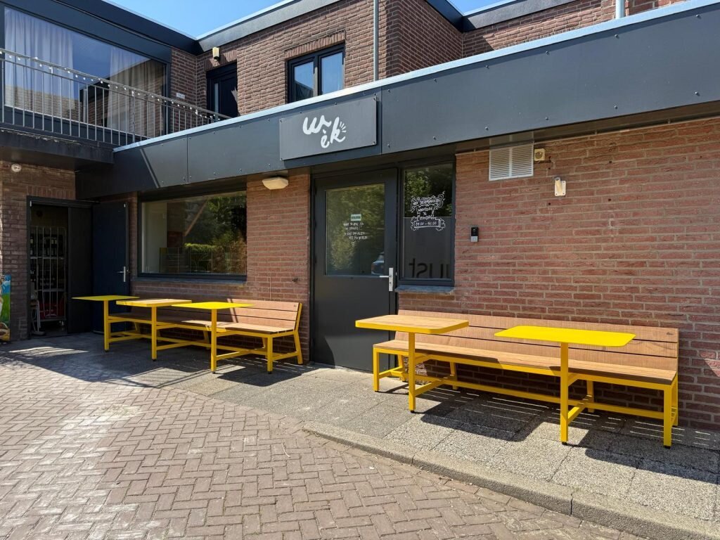 Gele terrasbanken voor Wèk Desembakkerij - Robuust Maatwerk terrasbanken uit Limburg