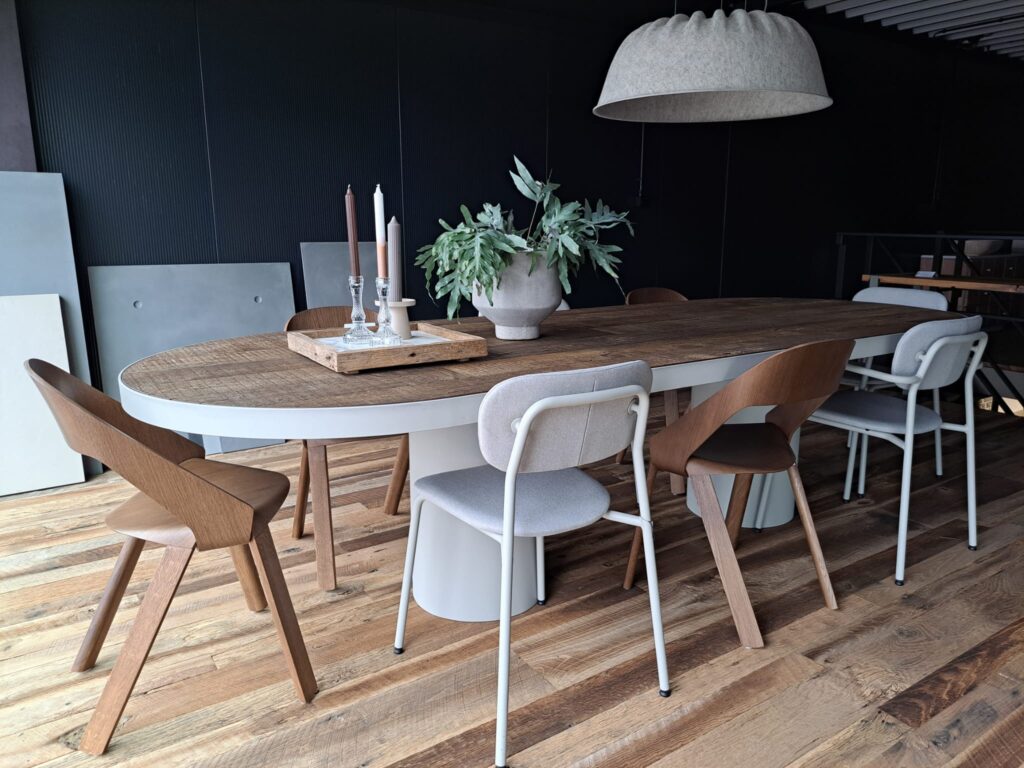 Gerookt eiken tafelblad - Afgerond stalen frame met ronde poten - Afgerond design - Robuust Maatwerk uit Limburg Nederland
