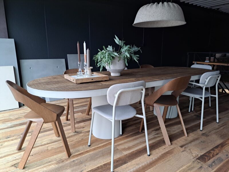 Gerookt eiken tafelblad - Afgerond stalen frame met ronde poten - Afgerond design - Robuust Maatwerk uit Limburg Nederland