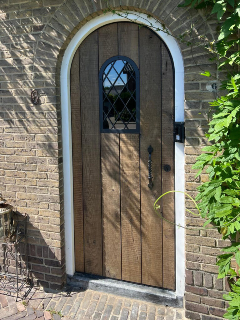 Voordeur met glas in lood look - Voordeur met gebogen design - Landelijke voordeur - Robuust Maatwerk uit Limburg Nederland