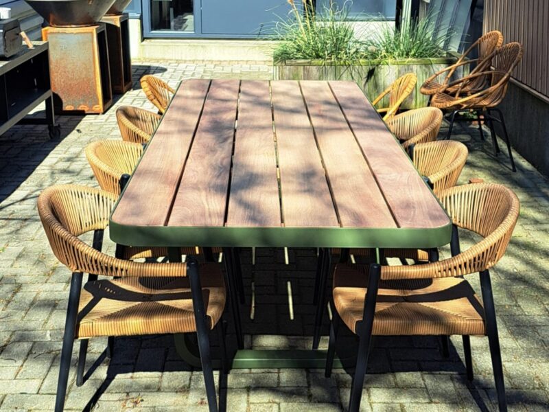 Groene tuintafel met afgerond design - camaru hout - Olijfgroende tuintafel - Robuust Maatwerk uit Limburg Nederland