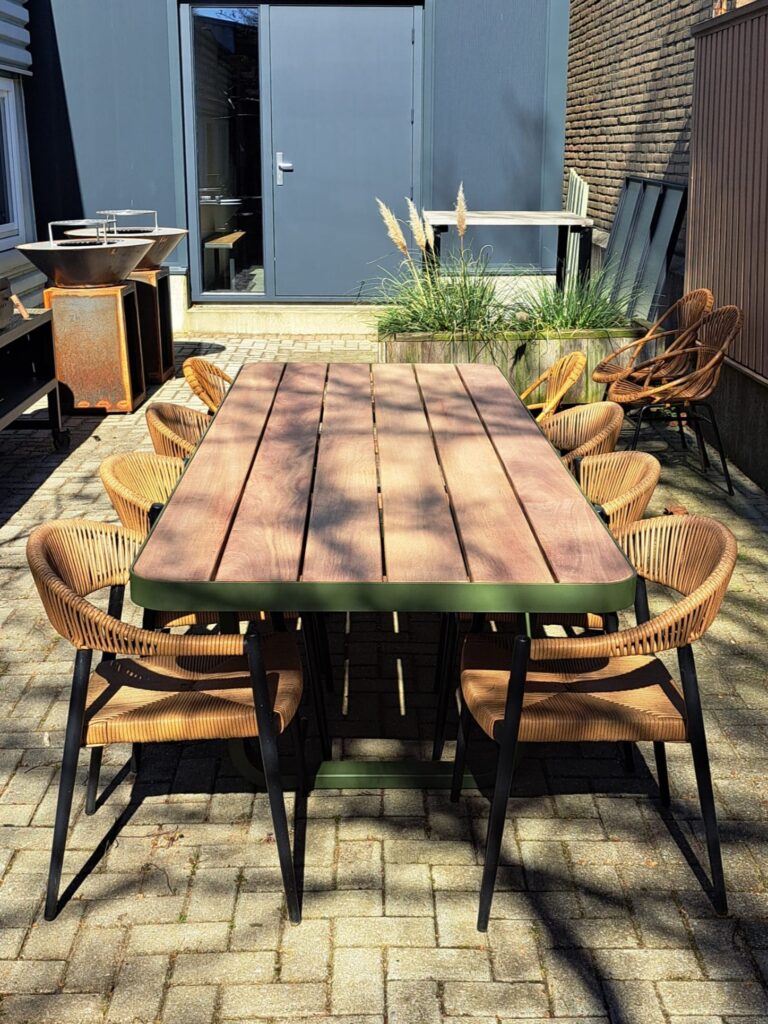 Groene tuintafel met afgerond design - camaru hout - Olijfgroende tuintafel - Robuust Maatwerk uit Limburg Nederland