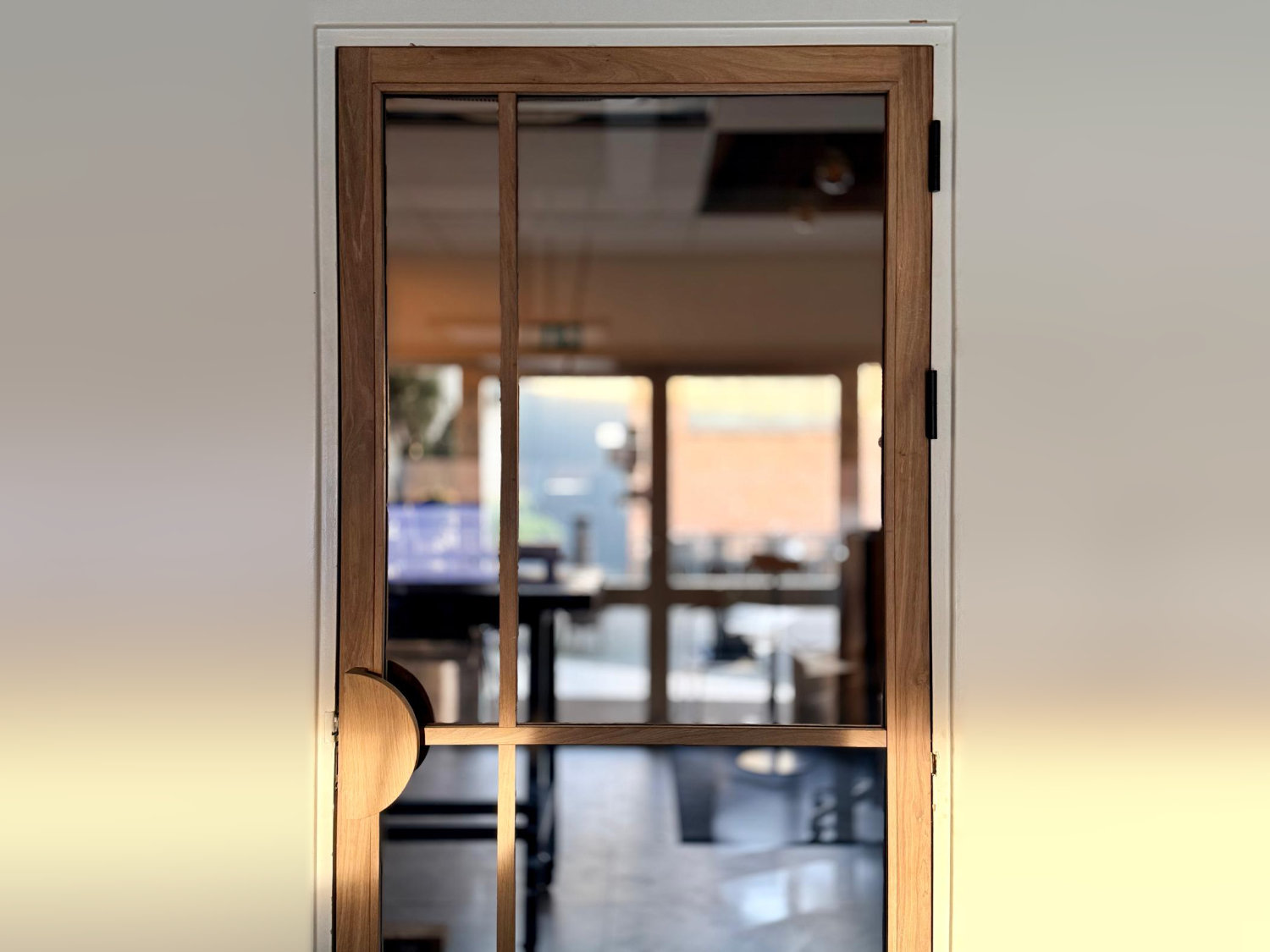 Houten design deur met rookglas - Houten maatwerk deuren - Robuust Maatwerk uit Limburg Nederland