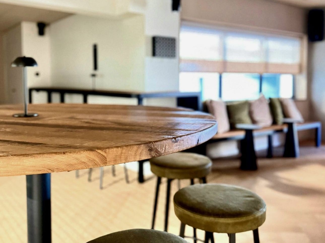 Kantine inrichting - Moeraseiken en staal - Gezellige werksfeer - Robuust Maatwerk uit Limburg Nederland