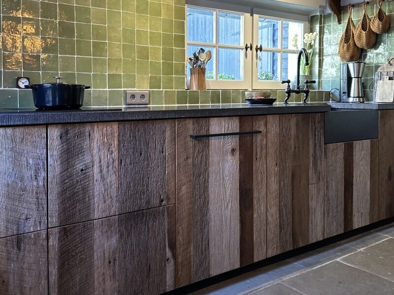 Barnwood keuken met kastwanden - Apothekerskasten op maat - Wandplanken - Robuust Maatwerk uit Limburg Nederland