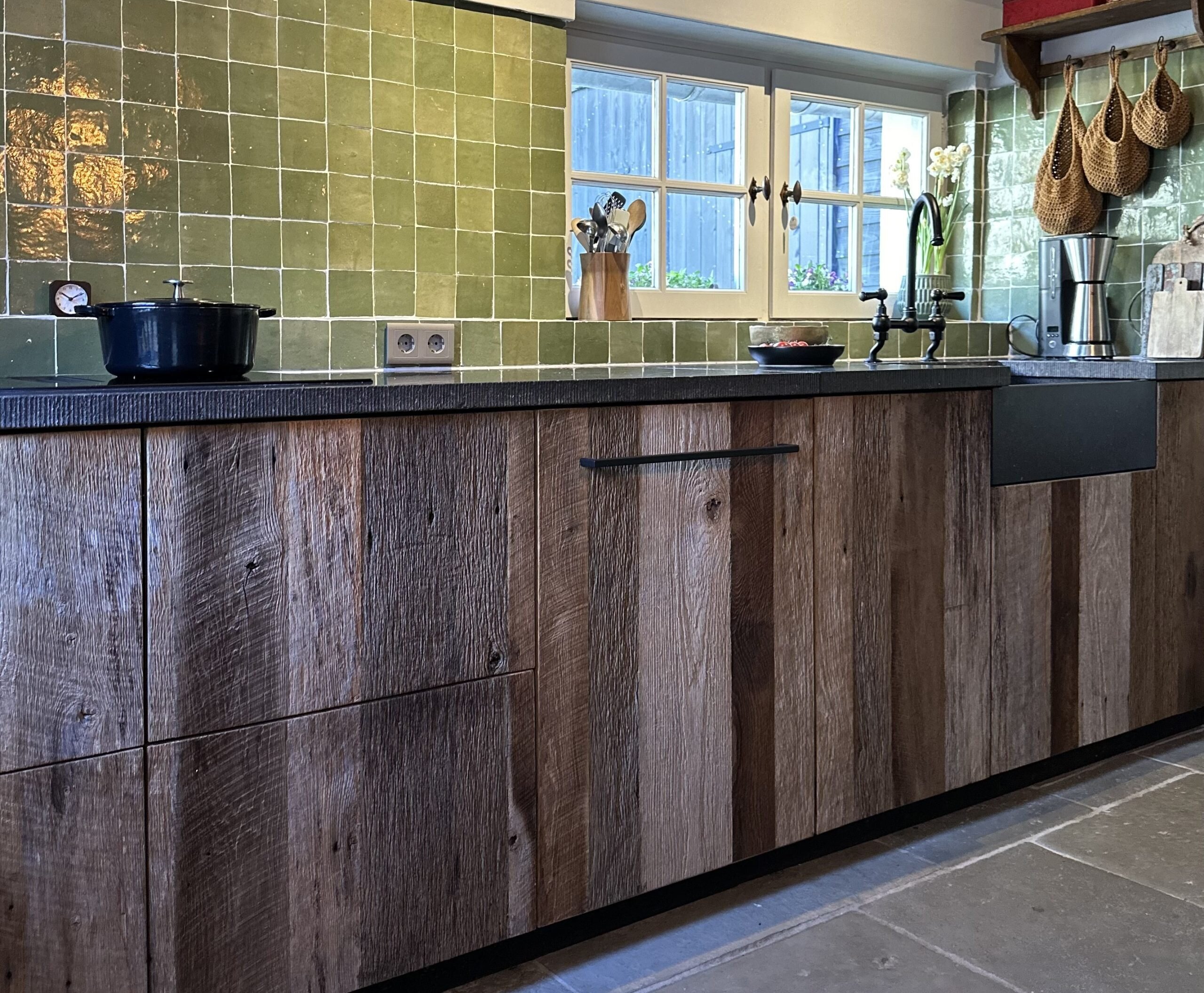 Barnwood keuken met kastwanden - Apothekerskasten op maat - Wandplanken - Robuust Maatwerk uit Limburg Nederland
