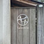 Logo uit staal op oud hout - Robuust Maatwerk uit Limburg Nederland