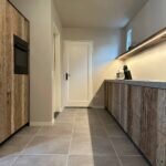 Maatwerk keuken met eetkamertafel - Eiken barnwood en keramiek - Robuust Maatwerk uit Limburg Nederland