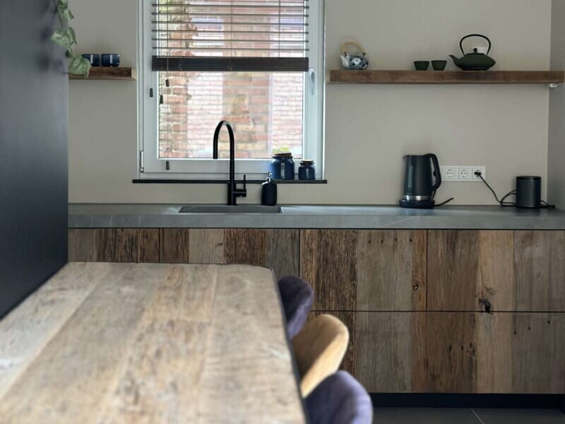 Greeploze keuken - Maatwerk keuken met eetkamertafel - Eiken barnwood en keramiek - Robuust Maatwerk uit Limburg Nederland