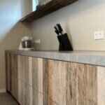 Maatwerk keuken met eetkamertafel - Eiken barnwood en keramiek - Robuust Maatwerk uit Limburg Nederland