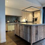 Maatwerk keuken van massief eiken barnwood met kookeiland - Mortex - Stenen aanrecht - Robuust Maatwerk uit Limburg Nederland