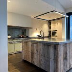Maatwerk keuken van massief eiken barnwood met kookeiland - Mortex - Stenen aanrecht - Robuust Maatwerk uit Limburg Nederland