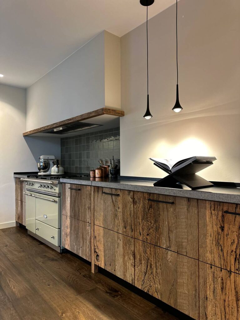 Maatwerk keuken van massief eiken barnwood met kookeiland - Mortex - Stenen aanrecht - Robuust Maatwerk uit Limburg Nederland
