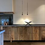 Maatwerk keuken van massief eiken barnwood met kookeiland - Mortex - Stenen aanrecht - Robuust Maatwerk uit Limburg Nederland