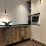 Maatwerk keuken van massief eiken barnwood met kookeiland - Mortex - Stenen aanrecht - Robuust Maatwerk uit Limburg Nederland