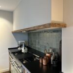 Maatwerk keuken van massief eiken barnwood met kookeiland - Mortex - Stenen aanrecht - Robuust Maatwerk uit Limburg Nederland