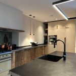 Maatwerk keuken van massief eiken barnwood met kookeiland - Mortex - Stenen aanrecht - Robuust Maatwerk uit Limburg Nederland