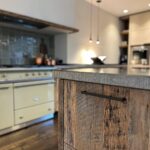 Maatwerk keuken van massief eiken barnwood met kookeiland - Mortex - Stenen aanrecht - Robuust Maatwerk uit Limburg Nederland