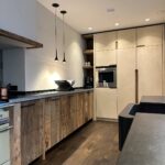 Maatwerk keuken van massief eiken barnwood met kookeiland - Mortex - Stenen aanrecht - Robuust Maatwerk uit Limburg Nederland