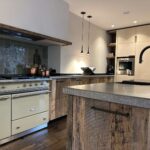 Houten keuken met kookeiland - Maatwerk keuken van massief eiken barnwood - Mortex - Stenen aanrecht - Robuust Maatwerk uit Limburg Nederland