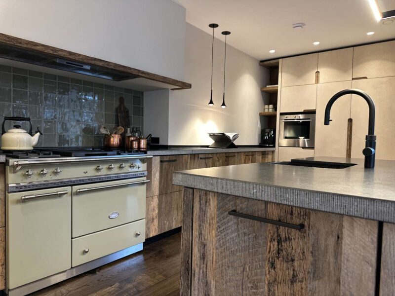 Houten keuken met kookeiland - Maatwerk keuken van massief eiken barnwood - Mortex - Stenen aanrecht - Robuust Maatwerk uit Limburg Nederland
