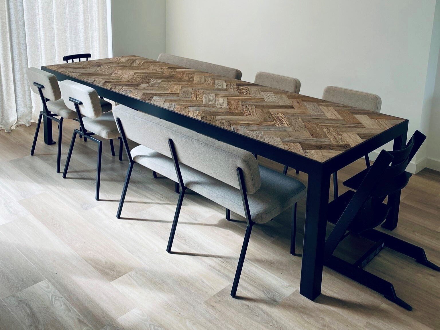 Maatwerk tafel van barnwood in visgraatmotief - Zwart gecoat stalen frame