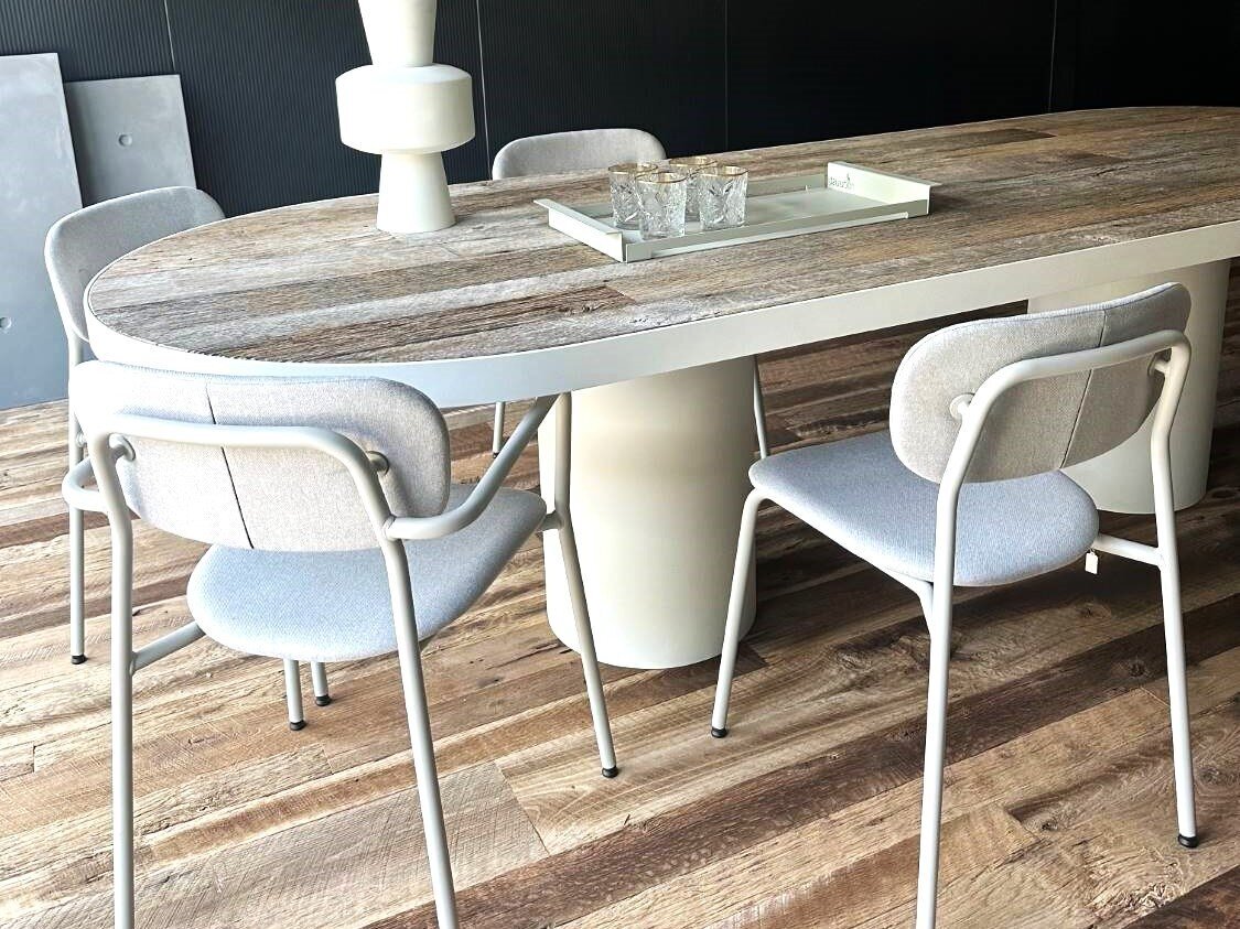 _Maatwerk tafel met afgerond design - eiken barnwood (6) (voor site) horizontaal Maatwerk tafel met afgerond design van wit staal en eiken barnwood - Limburgs maatwerk